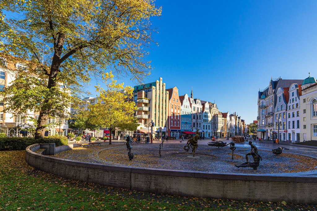 Blick auf den Brunnen der Lebensfreude und die Kröpeliner Straße in der Hansestadt Rostock im Herbst | Blick auf den Brunnen der Lebensfreude und die Kröpeliner Straße in der Hansestadt Rostock im Herbst.