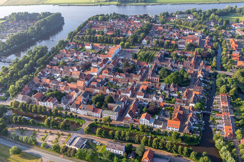 Luftbild: Grachtenstadt zwischen Treene, Westersielzug und Eider aus Süden in Friedrichstadt im Bundesland Schleswig-Holstein in Deutschland. Foto: IMG_0007297.jpg vom 16.07.2021 durch Werner Riehm/FLY-FOTO.de