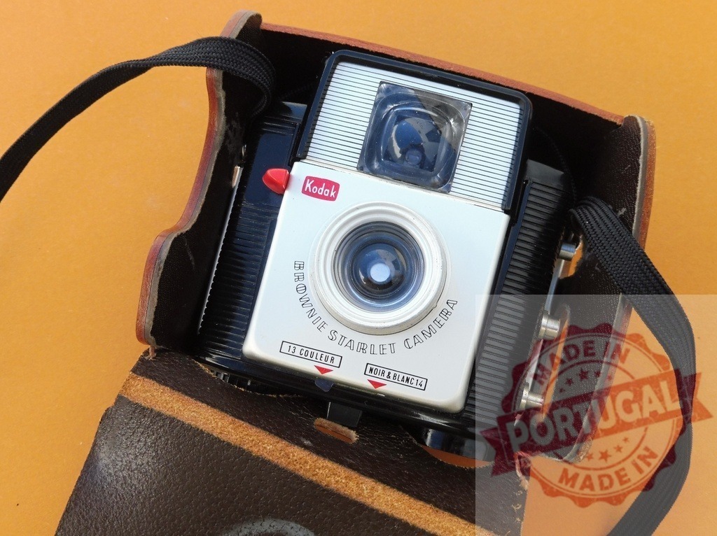 Kodak Brownie Starlet vintage film camera in leather case | Kodak Brownie Starlet vintage camera displaying retro aesthetics and analog photography history - Realisiert mit Pictrs.com