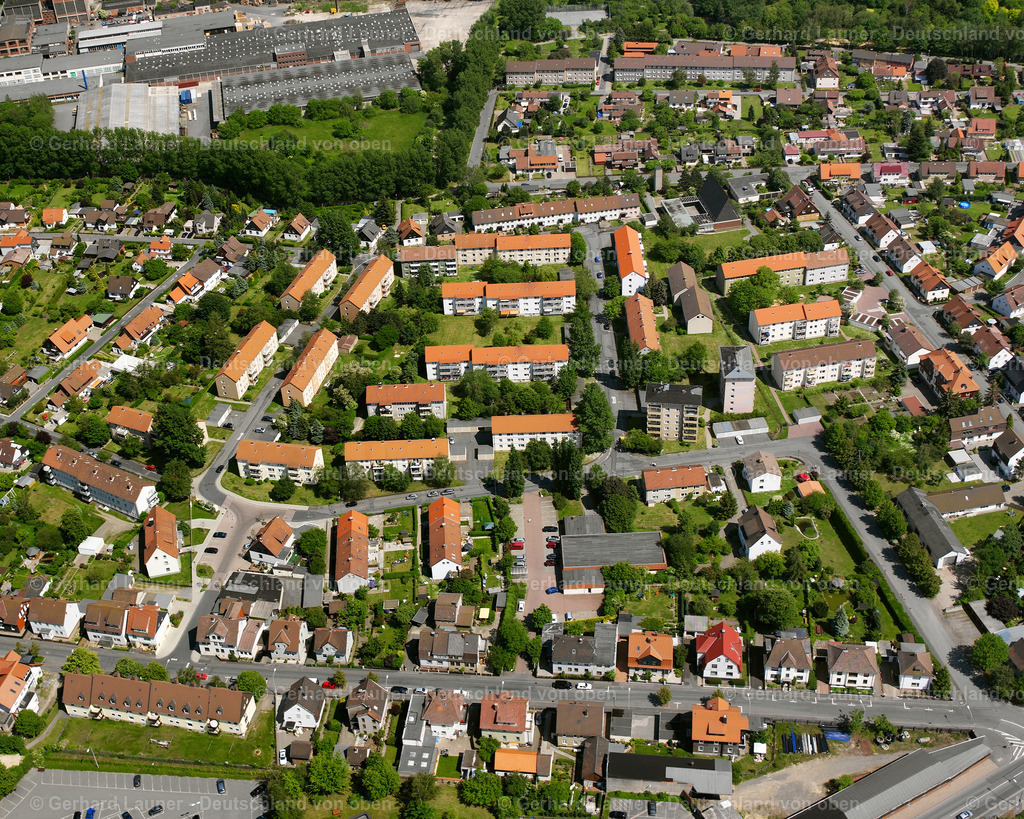 2638438 | OKER 09.06.2006 Wohngebiet - Mischbebauung der Mehr- und Einfamilienhaussiedlung  in Oker im Bundesland Niedersachsen, Deutschland // Residential area - mixed development of a multi-family housing estate and single-family housing estate  in Oker in the state Lower Saxony, Germany Foto: Gerhard Launer