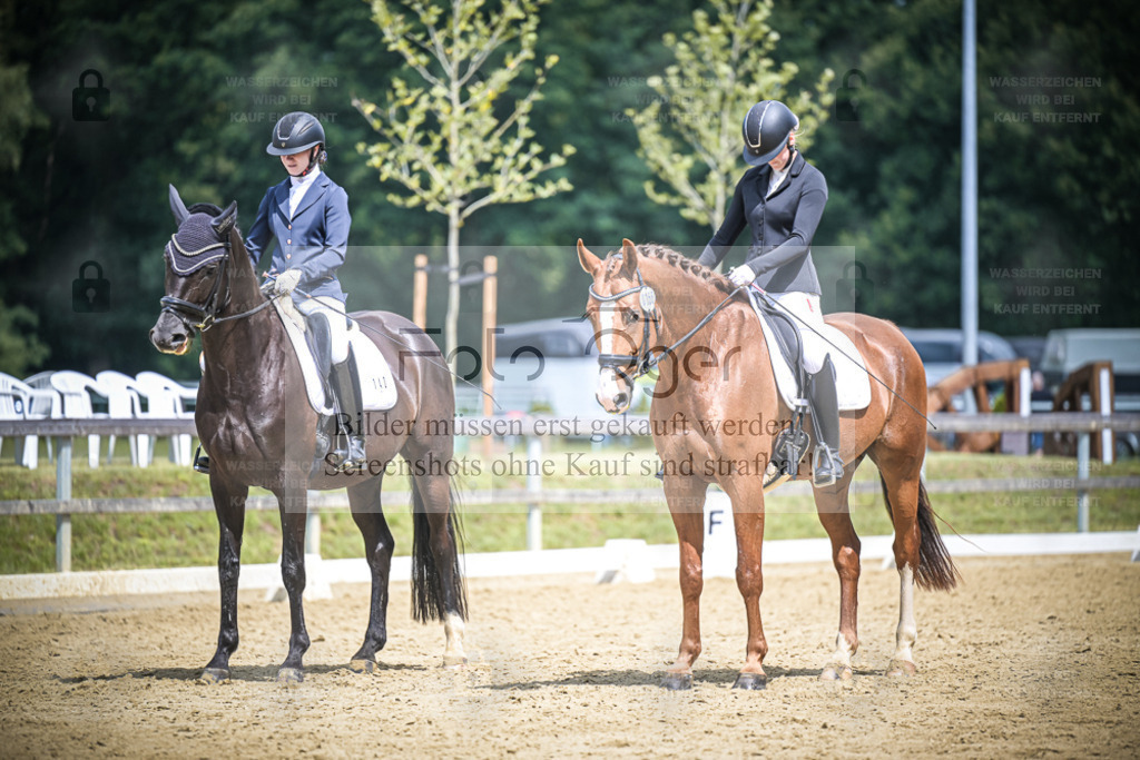 DOS_6051 | Entdecke hochwertige Reitturnierfotos von Foto Oger. Professionell, emotional und authentisch – jetzt Lieblingsmomente im Shop bestellen. - Realisiert mit Pictrs.com