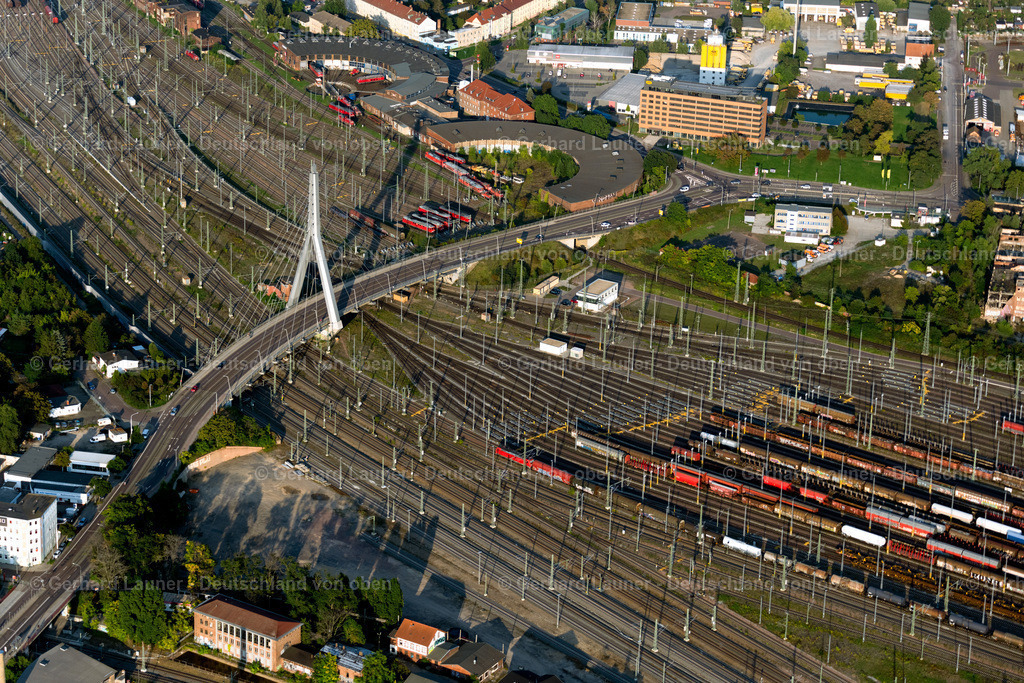 4062522 | HALLE (SAALE) 08.09.2021 Spannbetonviadukt der Berliner Brücke an der Berliner Straße in Halle (Saale) im Bundesland Sachsen-Anhalt. Weiterführende Informationen bei: Donges SteelTec GmbH,  Ed. Züblin AG,  Ingenieurbüro GRASSL GmbH. // View of Berlin Bridge in Halle (Saale) in Saxony-Anhalt. Further information at: Donges SteelTec GmbH,  Ed. Zueblin AG,  Ingenieurbuero GRASSL GmbH. Foto: Gerhard Launer