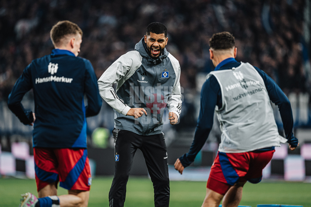 Fußball | Männer | Saison 2024/2025 | 2. Fußball-Bundesliga | 25. Spieltag | Hamburger SV vs. Fortuna Düsseldorf | 08.03.2025 | Co-Trainer Richard Krohn (HSV) heizt die Spieler ein