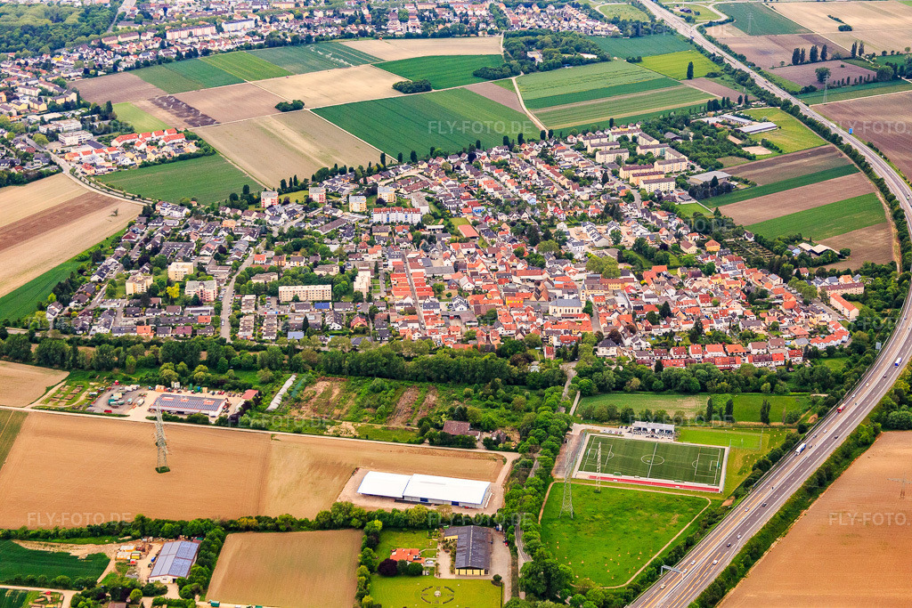 Luftbild: Ortsansicht südlich der A6 aus Osten mit Sportplatz des Allgemeiner Sportverein Mörsch e.V. im Ortsteil Mörsch in Frankenthal im Bundesland Rheinland-Pfalz in Deutschland. Foto: IMG_089041.jpg vom 20.05.2016 durch Werner Riehm/FLY-FOTO.deASV Mörsch | #AUFIHRROTE!!