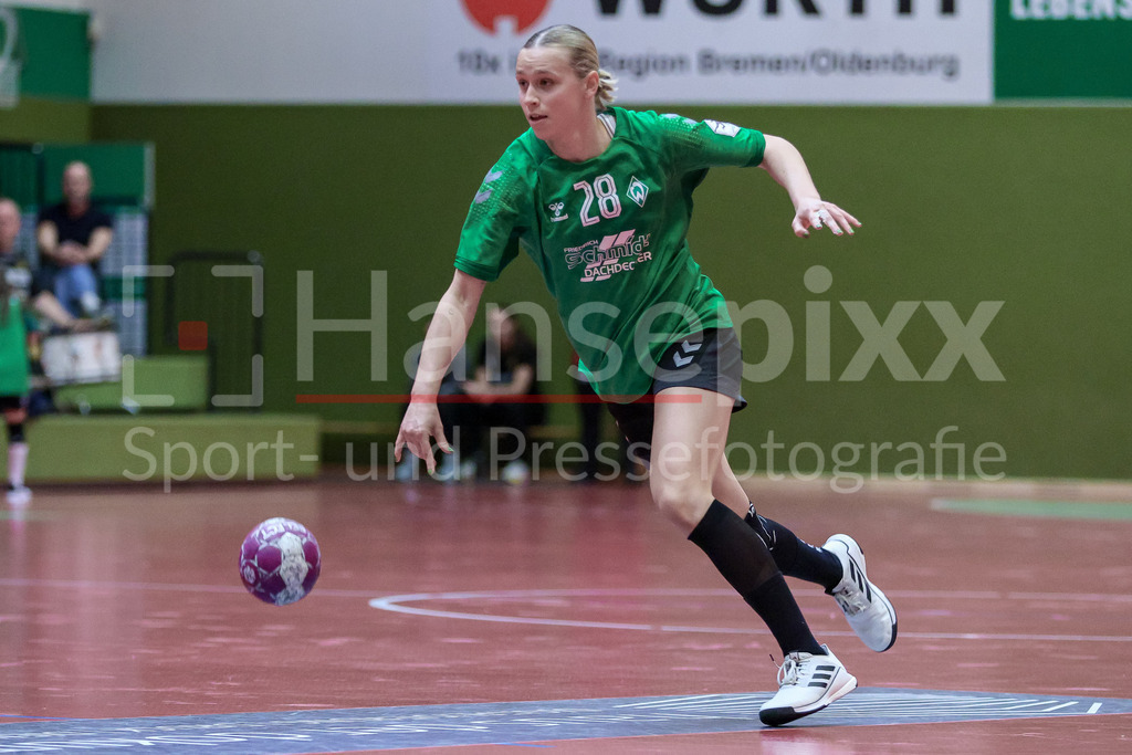 Handball, 2. Bundesliga Frauen, SV Werder Bremen - HC Rödertal | Leni Ruwe (SV Werder Bremen, 28) Freisteller am Ball, Einzelfoto, Spielszene, Aktion, Action