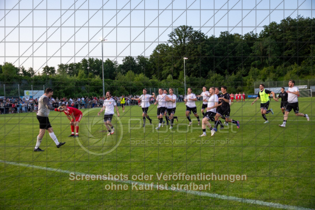 20250616_211637_1155 | #,  TV Eybach (weiß) vs. 1.FC Donzdorf II (rot), Fussball, Entscheidungsspiel 3 in Kreisliga A3 - Bezirk Neckar/Fils, Saison 2024/2025, Rasensportplatz, Staufenecker Str. 41, 73084 Salach, 16.06.2025 - 18:30 Uhr,Foto: PhotoPeet-Sportfotografie/Peter Harich