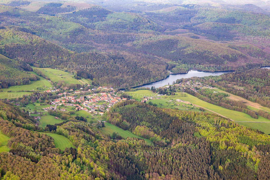 Aerial view: Étang de Haspelschiedt in Haspelschiedt in the state Moselle, France. – Photo: IMG_140446.jpg taken on 04/30/2024 by Werner Riehm/FLY-FOTO.com – Resolution of the original: 5472 x 3648 px