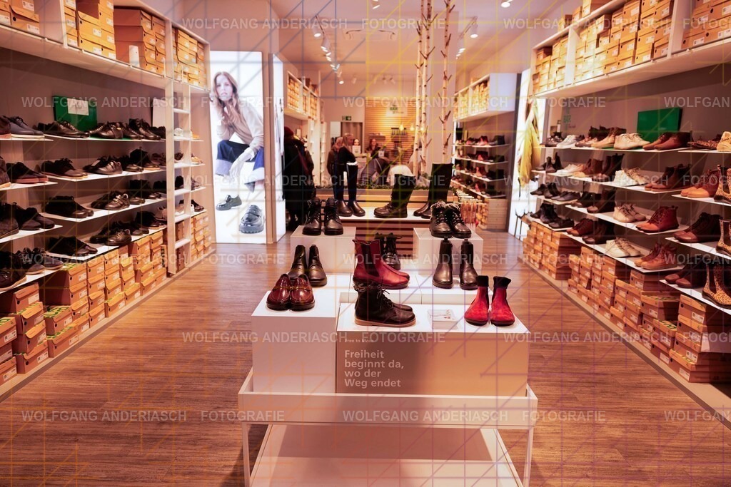 20251130-104748_Schmuck_R3A_0149_wa | Eine besondere Vernissage mitten im Flagship-Store von BÄR Schuhe in Frankfurt: Schmuck trifft auf orthopädische Schuhkunst, Design auf Wohlgefühl. Zwischen funkelnden Details und anatomischer Präzision entstand ein Abend voller Stil, Inspiration und echter Handwerksqualität. Ein herzliches Dankeschön an Alexandra Feirer für die großartige Gastfreundschaft und diesen stimmungsvollen Rahmen. - Realisiert mit Pictrs.com