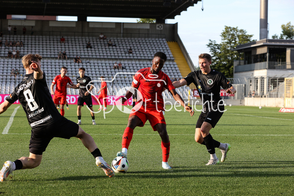 FC Bayern Amateure - SpVgg Ansbach | im Duell Niklas SEEFRIED (Ansbach #8), Michael SCOTT (FCB #8) und Riko MANZ (Ansbach #29) / Zweikampf