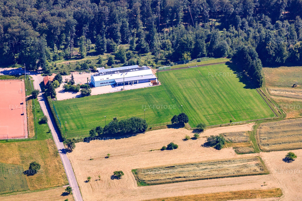 Luftbild: Sportplatz des TSV Spessart am Waldrand im Ortsteil Spessart in Ettlingen im Bundesland Baden-Württemberg in Deutschland. Foto: IMG_42072.jpg vom 27.06.2011 durch Werner Riehm/FLY-FOTO.deAuflösung des Originals: 4459 x 2973 pxWWW.TSV-SPESSART.DE
