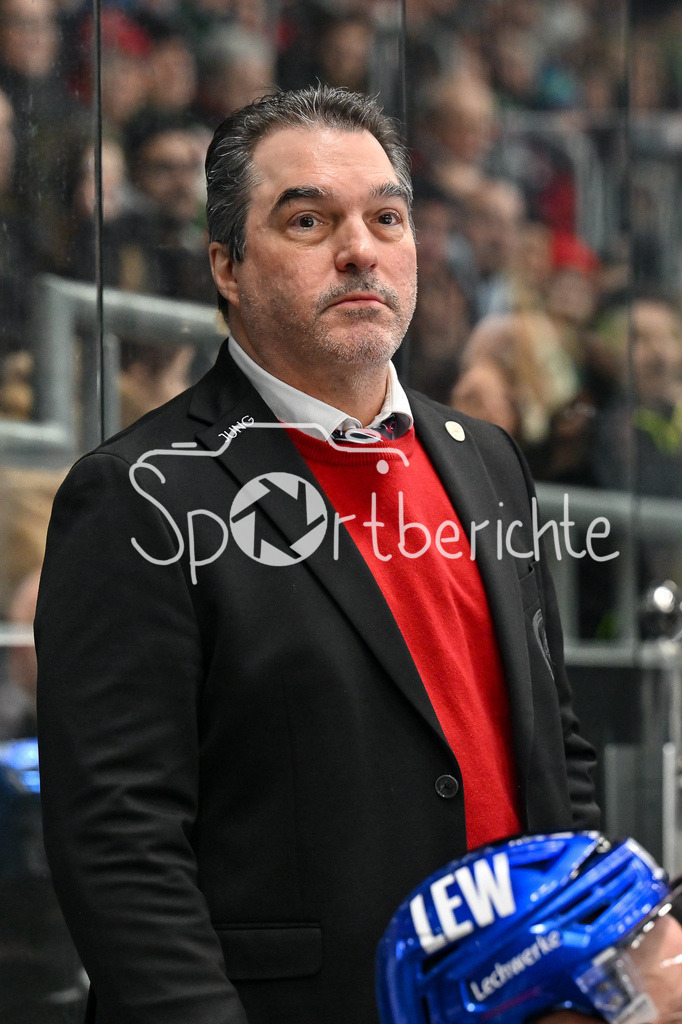 Augsburger Panther - Schwenninger Wild Wings | Im Bild Larry MITCHELL Headcoach Augsburger Panther / Freisteller / Einzelfoto / DEL: Augsburger Panther - Schwenninger Wild Wings, Curt Frenzel Stadion am 24.01.2025