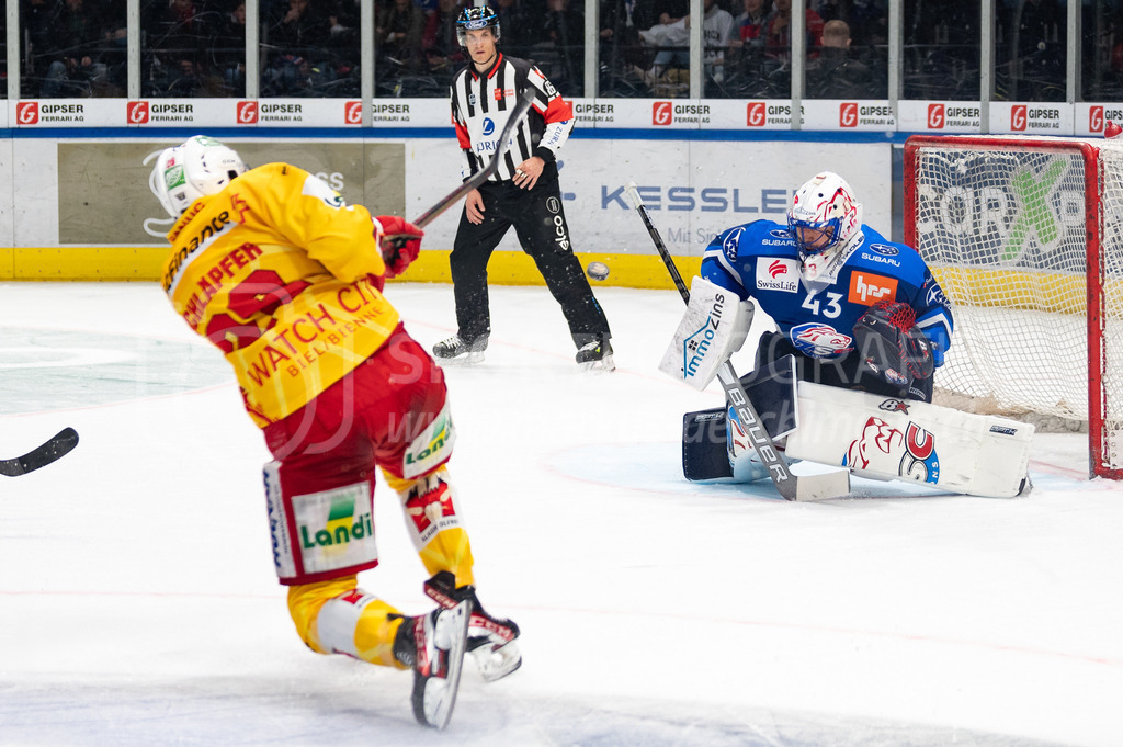 Playoffs: ZSC Lions - EHC Biel-Bienne | 04.04.2022, Zurich, Hallenstadion, Playoffs: ZSC Lions - EHC Biel-Bienne, #43 Torhüter Jakub Kovar (ZSC) lenkt den Schuss von #28 Elvis Schläpfer (Biel) über das Tor. - Realisiert mit Pictrs.com