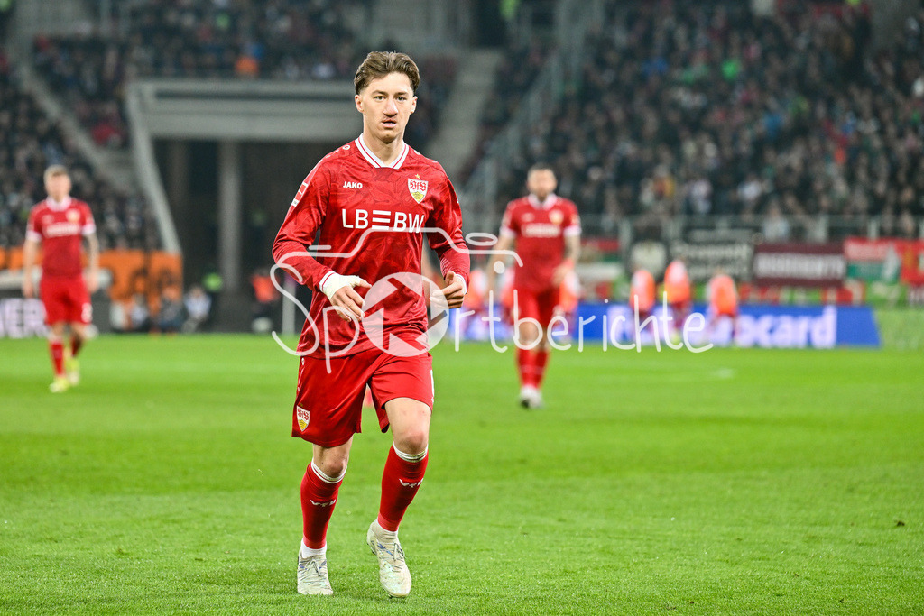 FC Augsburg - VfB Stuttgart | aUGSBURG, GERMANY - 22. MAERZ: im Bild Angelo STILLER (VfB Stuttgart 6) / Einzelfoto / Freisteller während dem Bundesligamatch zwischen dem FC Augsburg und dem VfB Stuttgart am 27. Spieltag in der WWK Arena / DFL REGULATIONS PROHIBIT ANY USE OF PHOTOGRAPHS AS IMAGE SEQUENCES AND/OR QUASI-VIDEO