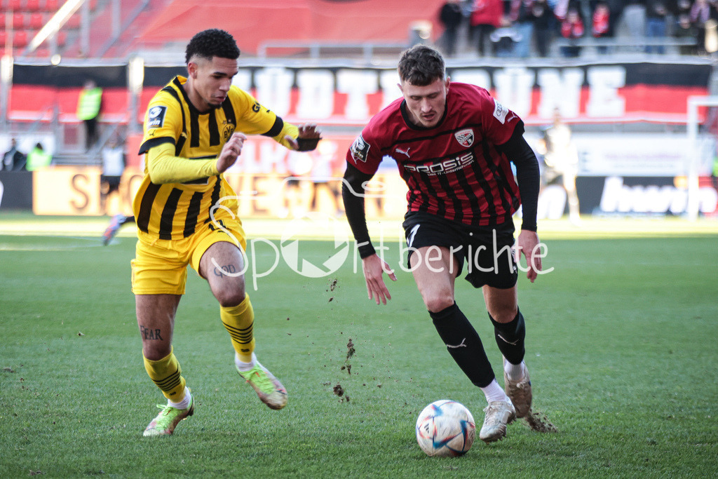 FC Ingolstadt - Borussia Dortmund Amateure | Justin NJINMAH (BVB #11) im Duell mit Calvin Marc BRACKELMANN (FCI #17) / DFL REGULATIONS PROHIBIT ANY USE OF PHOTOGRAPHS AS IMAGE SEQUENCES AND/OR QUASI-VIDEO