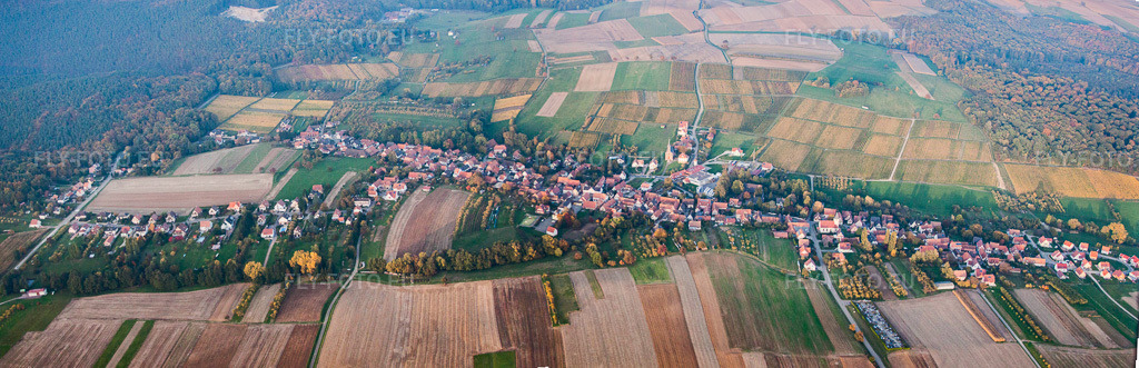 Vue aérienne: Panorama de la ville et de ses environs à Cleebourg dans le département Bas Rhin, France. Photo: IMG_54249-Bearbeitet.jpg prise le 21/10/2012 par Werner Riehm/FLY-FOTO.eu – Résolution de l'original: 8357 x 2701 px