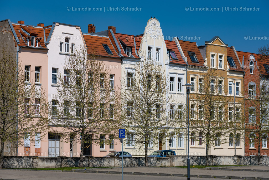 10049-12808 - Halberstadt - Harmoniestrasse | Stockfoto und Bilderpool mit Bildmaterial aus Deutschland, dem Harz, Halberstadt, Quedlinburg, Wernigerode und weltweit. Qualitativ hochwertige und professionelle Fotos anschauen und kaufen. - Realisiert mit Pictrs.com