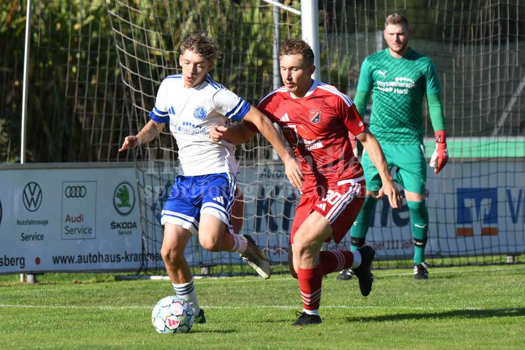 SV Auerbach : SV HabischriedSpVgg GW Deggendorf : TSV Karpfham | Leon Edenhofer (SV Habischried) gegen Nicolas Bauer  (SV Auerbach) - Realisiert mit Pictrs.com