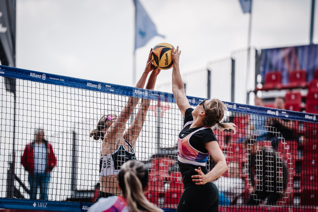 Beachvolleyball | Frauen | Allianz German Beach Tour 2025 | Tourstop Düsseldorf | 15.05.2025 | v.l. Christine Aulenbrock gegen Nina Interwies