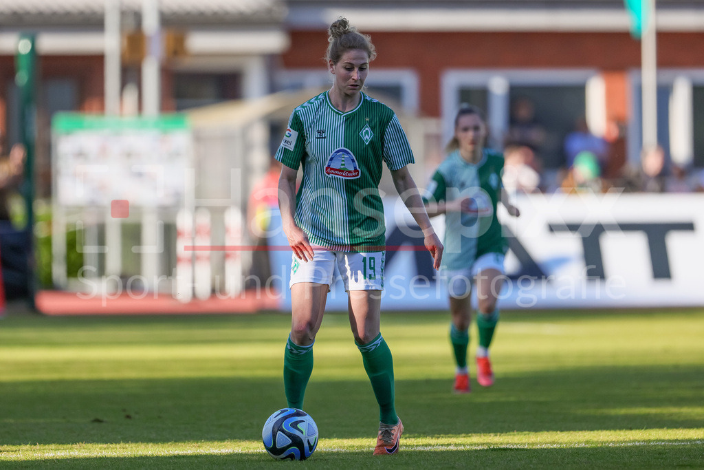 Fussball, Google Pixel Frauen-Bundesliga, SV Werder Bremen - VfL Wolfsburg | v.li.: Saskia Matheis (SV Werder Bremen, 19) am Ball, Einzelbild, Ganzkörper, Aktion, Action, Spielszene, DIE DFB-RICHTLINIEN UNTERSAGEN JEGLICHE NUTZUNG VON FOTOS ALS SEQUENZBILDER UND/ODER VIDEOÄHNLICHE FOTOSTRECKEN. DFB REGULATIONS PROHIBIT ANY USE OF PHOTOGRAPHS AS IMAGE SEQUENCES AND/OR QUASI-VIDEO.