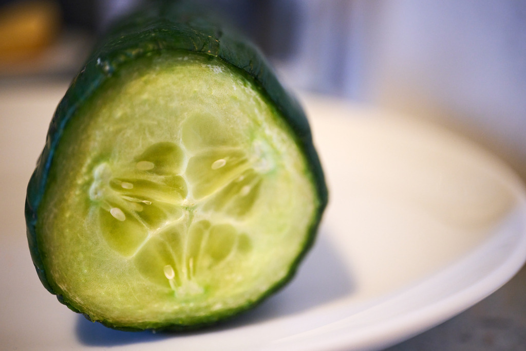 angeschnittene trockene Salatgurke | Wien, Austria - February 28, 2023: angeschnittene trockene Salatgurke auf dem Teller. - Realisiert mit Pictrs.com