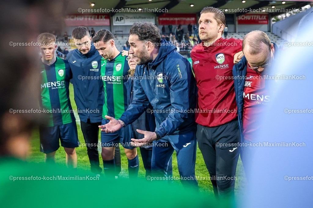 xKWIx24042601057 | 2026.04.24, xkwix, Fußball, Regionalliga West, FC Gütersloh -  Sportfreunde Lotte, Heidewaldstadion, 31.Spieltag, Saison 2025 / 2026: Julian Hesse (Trainer FC Gütersloh) emotionsgeladen und gluecklich im Mannschaftskreis nach Abpfiff DFB regulations prohibit any use of photographs as image sequences and or quasi-video. Photo: xKamilxWilkowskixPressefotoKochx