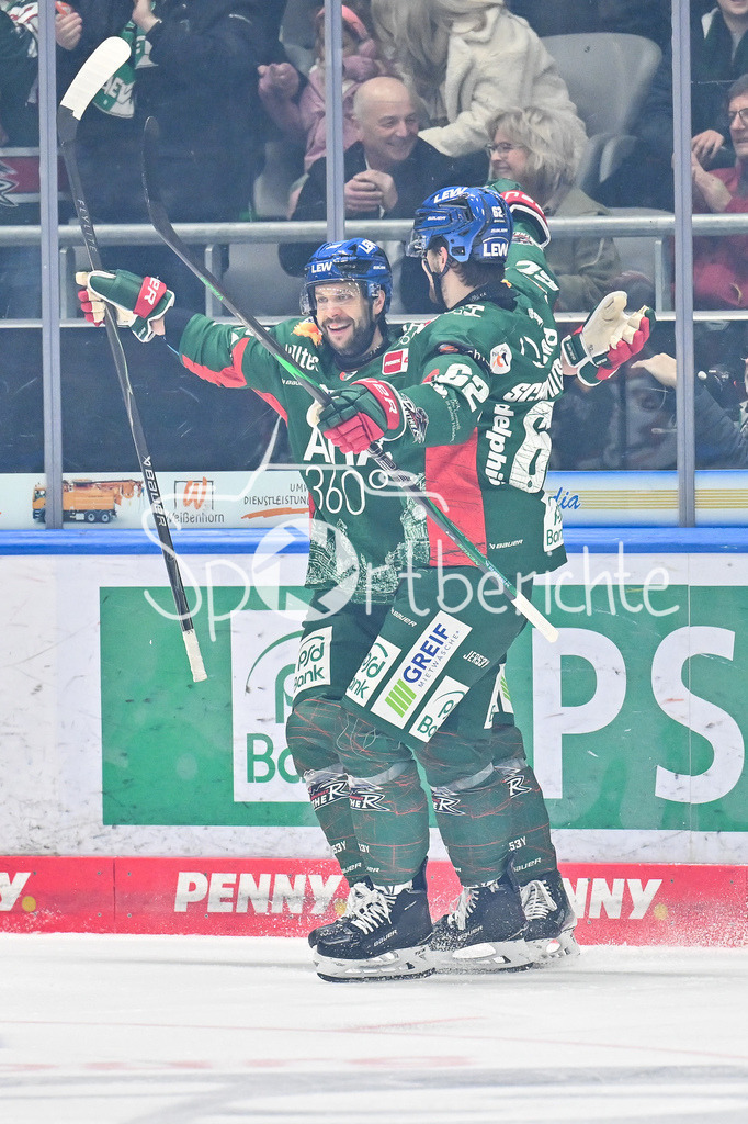Augsburger Panther - Grizzlys Wolfsburg | AUGSBURG, GERMANY - 15. MARCH: jubel der Panther nach dem Treffer zum 1-0 durch Joseph CRAMAROSSA (Augsburger Panther 92) / Tor / Torschuetze / Freude / Happy während dem Match zwischen den Augsburger Panthern und den Grizzlys Wolfsburg am 52. Spieltag der Penny DEL im Curt Frenzel Stadion