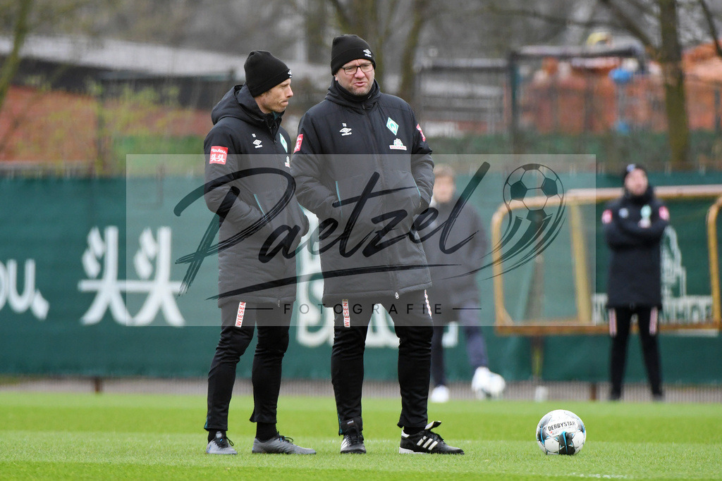 20200227_TRASVW_0086 | Fussball, Herren: Athletik-Trainer Guenther Stoxreiter (Werder Bremen) und Co-Trainer Thomas Horsch (SV Werder Bremen) schauen waehrend der Trainingseinheit des SV Werder Bremen auf dem Trainingsplatz am wohninvest Weserstadion am 27.02.2020 in Bremen, Deutschland. - Realisiert mit Pictrs.com
