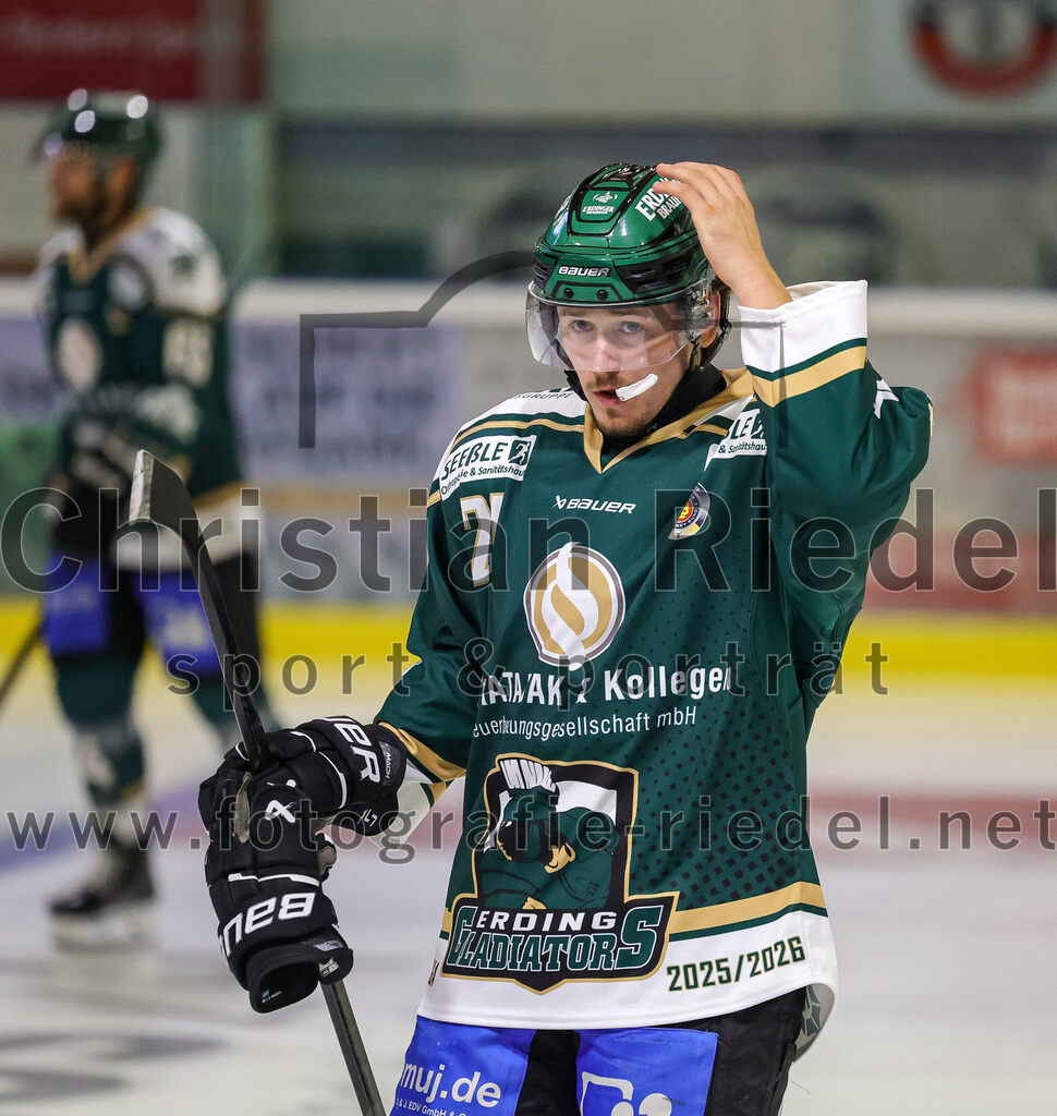 2025-08-22_105_TSV_Erding_gegen_EV_Fuessen | Erding, Deutschland, 22.08.2025:Eishockey, Oberliga Süd 2025 / 2026, Testspiel, TSV Erding gegen EV Füssen, Endergebnis: 1:4Erik Modlmayr (Erding Gladiators, #21)Foto: Christian Riedel / fotografie-riedel.net