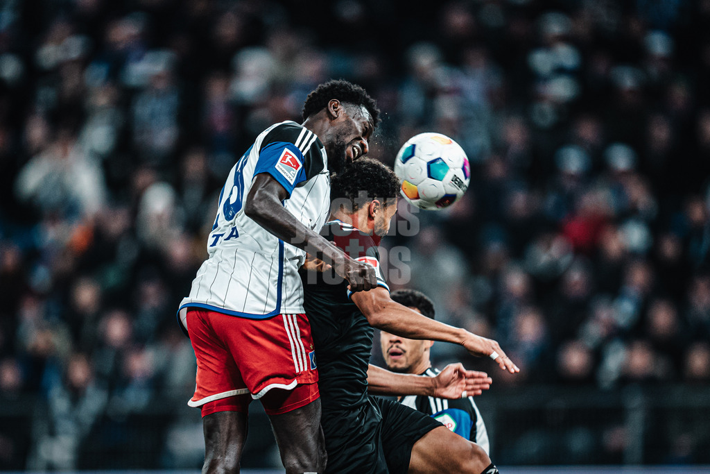 Fußball | Männer | Saison 2023/2024 | 2. Fußball-Bundesliga | 12. Spieltag | Hamburger SV vs. 1. FC Magdeburg | 04.11.2023 | Bakery Jatta (#18, HSV) mit dem Kopfball zum Tor