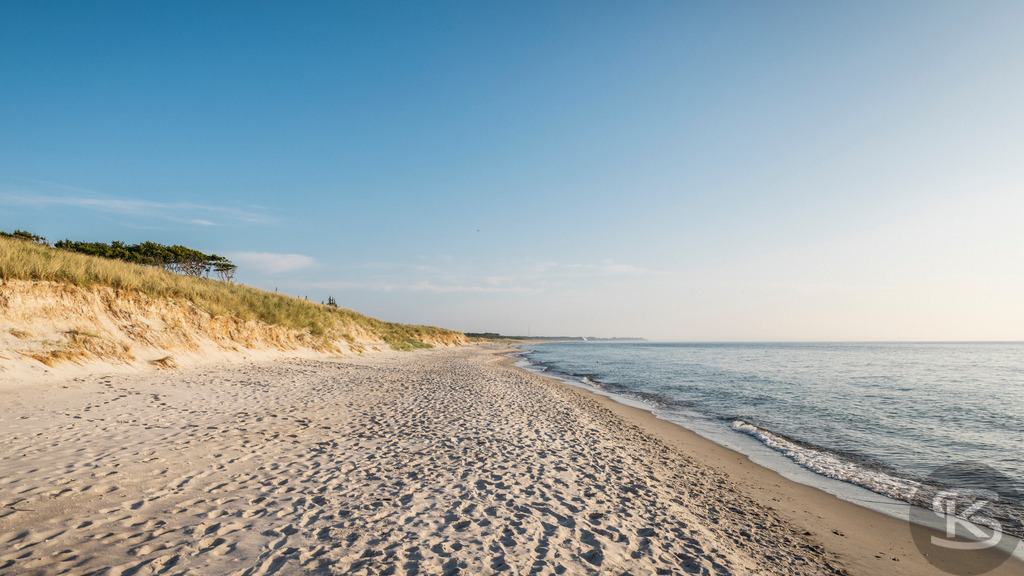 Weststrand Fischland-Darß-Zingst – Naturstrand mit Dünen und Ostsee | Der Weststrand auf Fischland-Darß-Zingst beeindruckt mit wilder Natur, Dünenlandschaften und weitem Blick über die Ostsee. Ein ursprünglicher Küstenabschnitt im Nationalpark Vorpommersche Boddenlandschaft. - Realisiert mit Pictrs.com