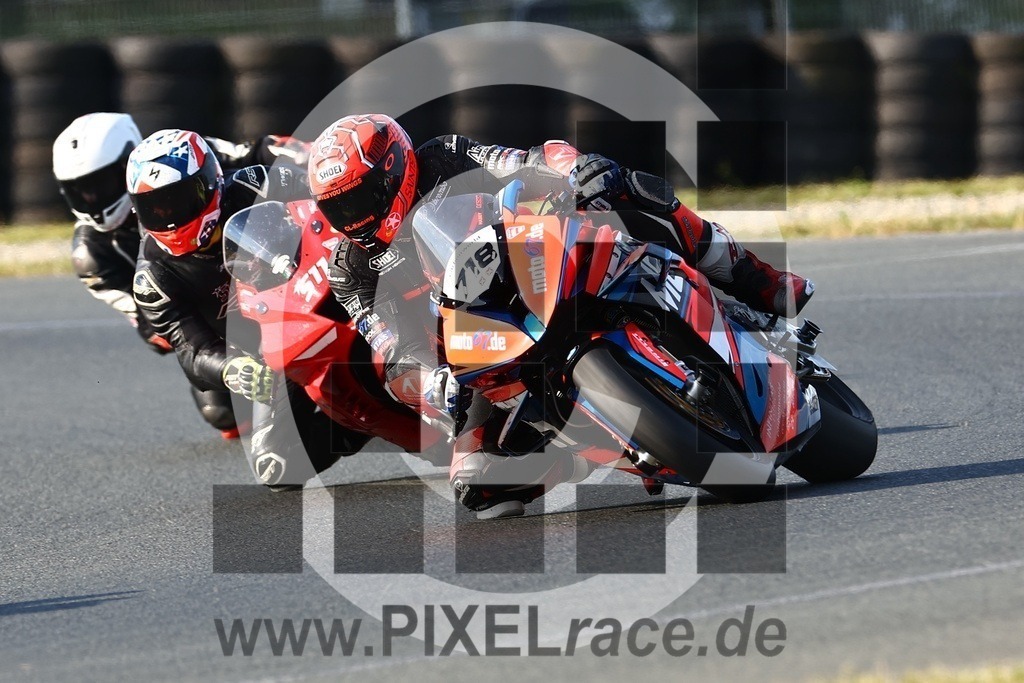 0565-20240720_00195 | Schöne Erinnerungen an spannende Momente - das festzuhalten ist unser Job. PIXELrace.de ist seit 2003 auf den Rennstrecken Europas unterwegs um die Action draußen beim Fahren und die wunderbare Stimmung imm Fahrerlager für euch einzufangen.