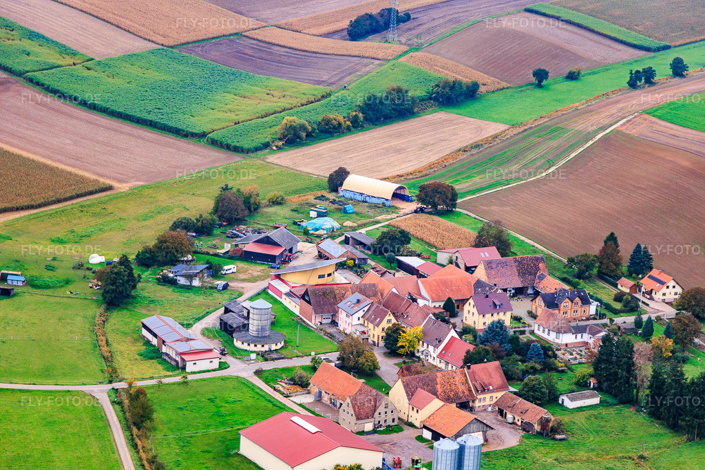 Luftbild: Ortsansicht aus Norden im Ortsteil Deutschhof in Kapellen-Drusweiler im Bundesland Rheinland-Pfalz in Deutschland. Foto: IMG_149993.jpg vom 10.10.2025 durch Werner Riehm/FLY-FOTO.de