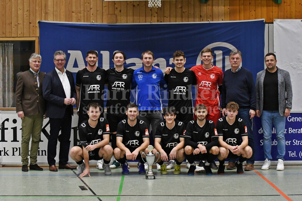 Allianz Fischer Cup 2026; FC Dingolfing; SV Pankofen; | Siegerfoto Allianz Fischer Cup 2026: FC Dingolfing mit v.l. Sponsor Ludwig Fischer; Plattlings BürgermeisterHans Schmalhofer und re. SpVgg Plattling Vorstand Manfred Krämer und David Huber. - Realisiert mit Pictrs.com