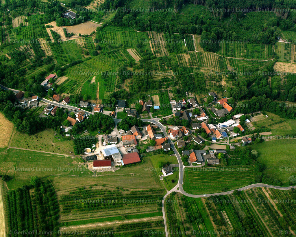 2526084 | OTTERSWEIER 01.08.2005 Landwirtschaftliche Nutzflächen und Feldgrenzen  umsäumen das Siedlungsgebiet des Dorfes in Ottersweier im Bundesland Baden-Württemberg, Deutschland // Agricultural land and field boundaries surround the settlement area of the village  in Ottersweier in the state Baden-Wuerttemberg, Germany Foto: Gerhard Launer