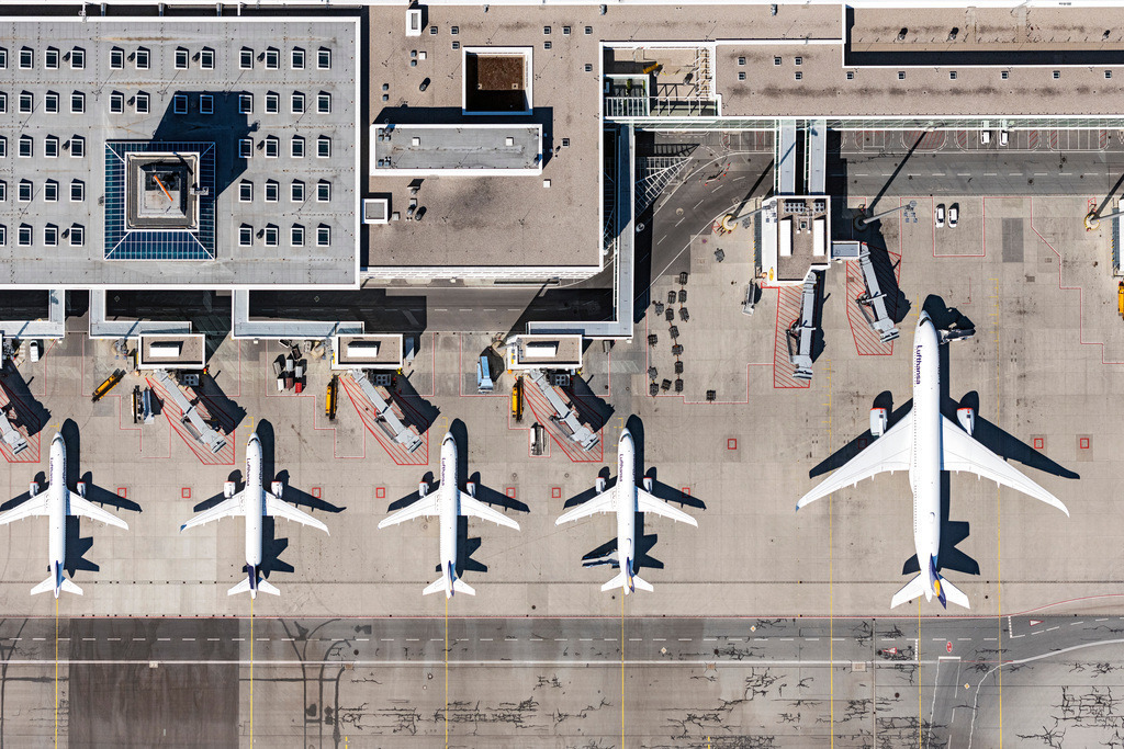 dr__0052245.jpg | MüNCHEN-FLUGHAFEN 23.04.2020 Parkende Flugzeuge der Lufthansa am Terminal, die aufgrund des Corona Lockdowns am Boden bleiben müssen, auf dem Gelände des Flughafen in München-Flughafen im Bundesland Bayern, Deutschland. // Dispatch building and terminals on the premises of the airport in Muenchen-Flughafen in the state Bavaria, Germany. Foto: Daniel Reiter