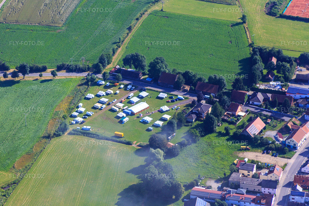 Luftbild: Zeltlager im Ortsteil Sallach in Geiselhöring im Bundesland Bayern in Deutschland. Foto: IMG_090573.jpg vom 03.07.2016 durch Werner Riehm/FLY-FOTO.de