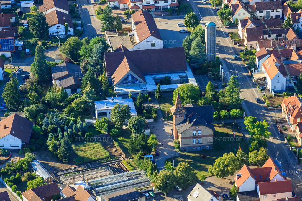 Luftbild: Rathaus, kath. Kirche Sankt Georg in Jockgrim im Bundesland Rheinland-Pfalz in Deutschland. Foto: IMG_30870.jpg vom 31.07.2010 durch Werner Riehm/FLY-FOTO.de