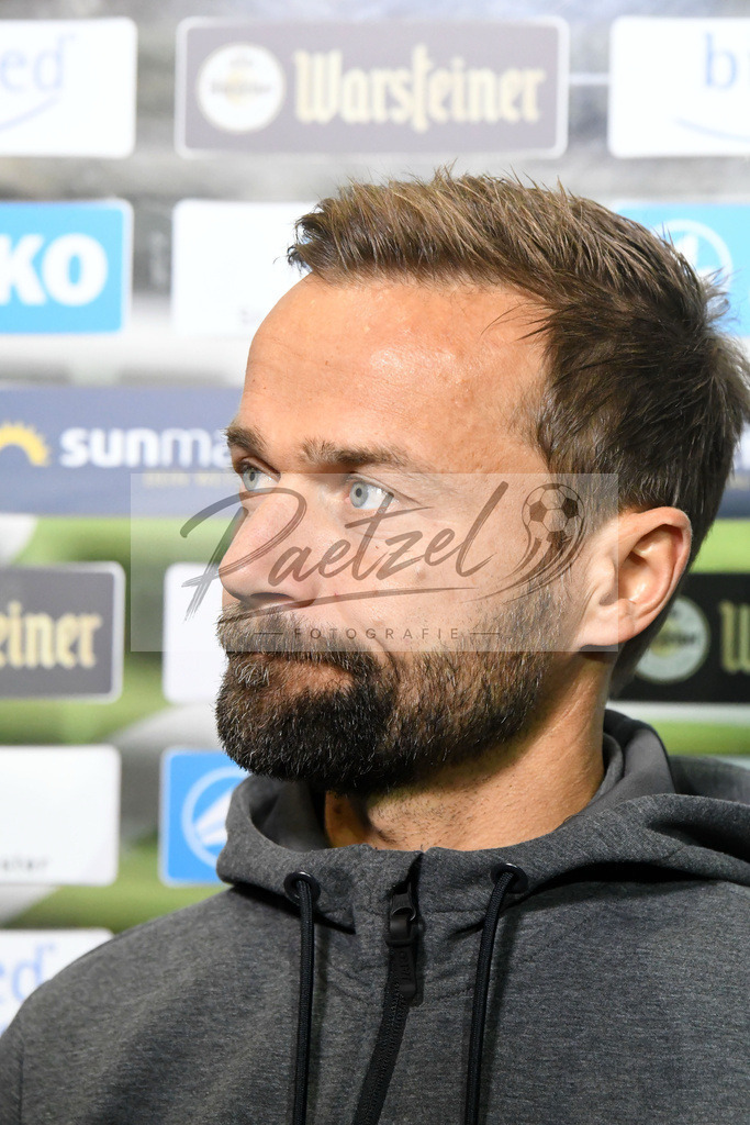 20200214_SCPFWK_0009 | Fussball, Herren: Trainer Michael Schiele (FC Wuerzburger Kickers) schaut waehrend des Spiels der 3. Liga zwischen SC Preussen Muenster und FC Wuerzburger Kickers im Preussenstadion am 14.02.2020 in Muenster, Deutschland.DFB / DFL REGULATIONS PROHIBIT ANY USE OF PHOTOGRAPHS AS IMAGE SEQUENCES AND/OR QUASI-VIDEO. - Realisiert mit Pictrs.com