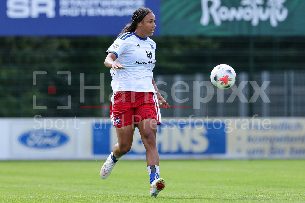 Fussball, Testspiel Frauen, SV Werder Bremen - Hamburger SV | Melina Krüger (Hamburger SV, HSV, 9) am Ball, Freisteller, Einzelbild, Ganzkörper, Aktion, Action, Spielszene