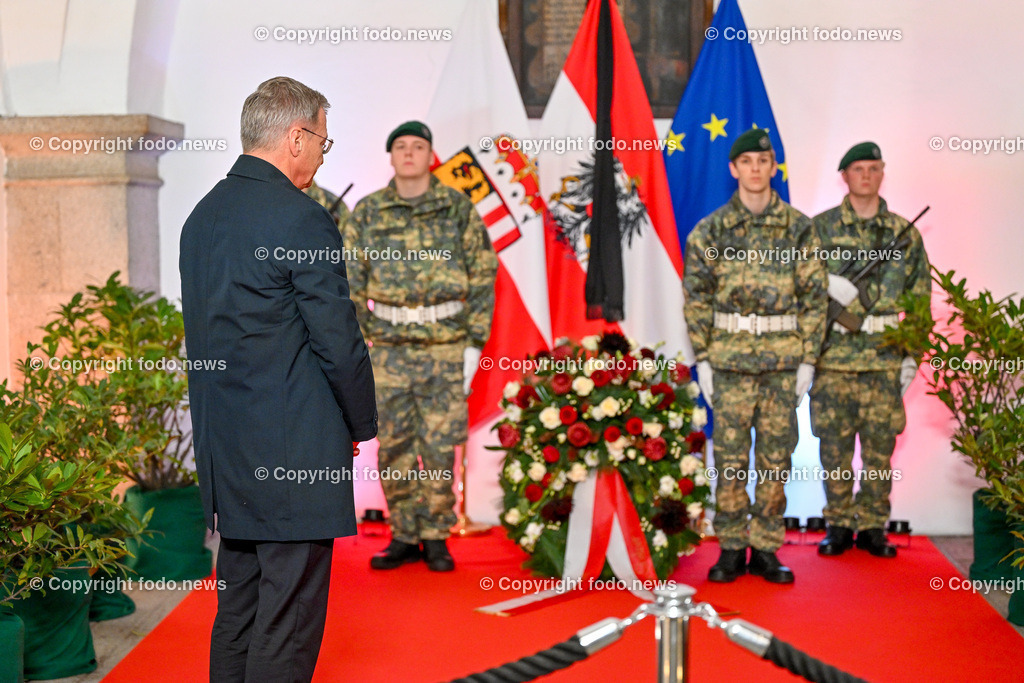 Kranzniederlegung mit LH Stelzer und VertreterInnen des Ooe. Landtags_ 31.10.2024-6 | 31.10.2024, Landhaus Linz AUT, Promenade, Kranzniederlegung 2024 zum Gedenken all jener, die in der Vergangenheit für Oberoesterreich Verantwortung getragen haben, im Bild LH Thomas Stelzer (VP, Landeshauptmann Ooe)