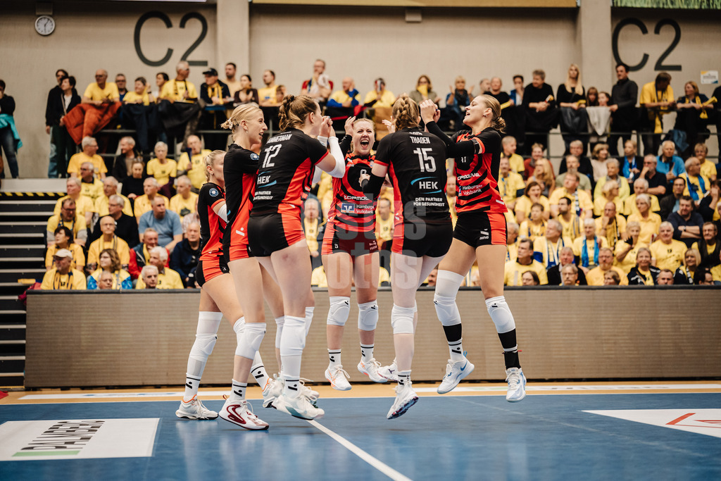 Volleyball | Frauen | Saison 2025/2026 | Volleyball Bundesliga | SSC Palmberg Schwerin vs. ETV Hamburger Volksbank Volleys | 18.10.2025 | Jubel beim ETV v.l. Lina Köster (#3, ETV Hamburger Volksbank Volleys), Anna Hartig (#5, ETV Hamburger Volksbank Volleys), Hannah Ammerman (#12, ETV Hamburger Volksbank Volleys), Luise Klein (#9, ETV Hamburger Volksbank Volleys), Alexa Sophie Thaden (#15, ETV Hamburger Volksbank Volleys) und Svea Frobel (#11, ETV Hamburger Volksbank Volleys)
