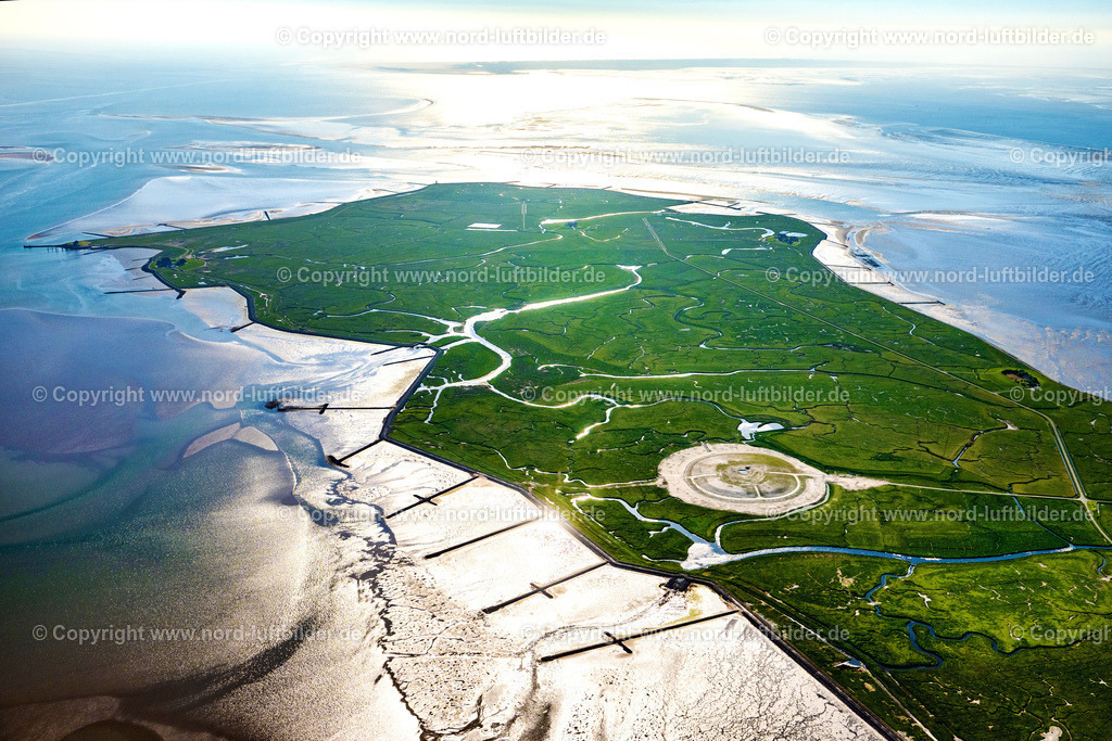 Langeness_Hallig_ELS_0768300523 | LANGENEß 30.05.2023 Grasflächen- Strukturen einer Hallig- Landschaft auf der Nordsee- Insel Nordmarsch-Langeneß in Langeneß Nordfriesland im Bundesland Schleswig-Holstein. Weiterführende Informationen bei: Ge-mein-de Lan-ge-neß. // Green space structures a Hallig Landscape in Langeness in the state Schleswig-Holstein. Further information at: Ge-mein-de Lan-ge-ness. Foto: Martin Elsen