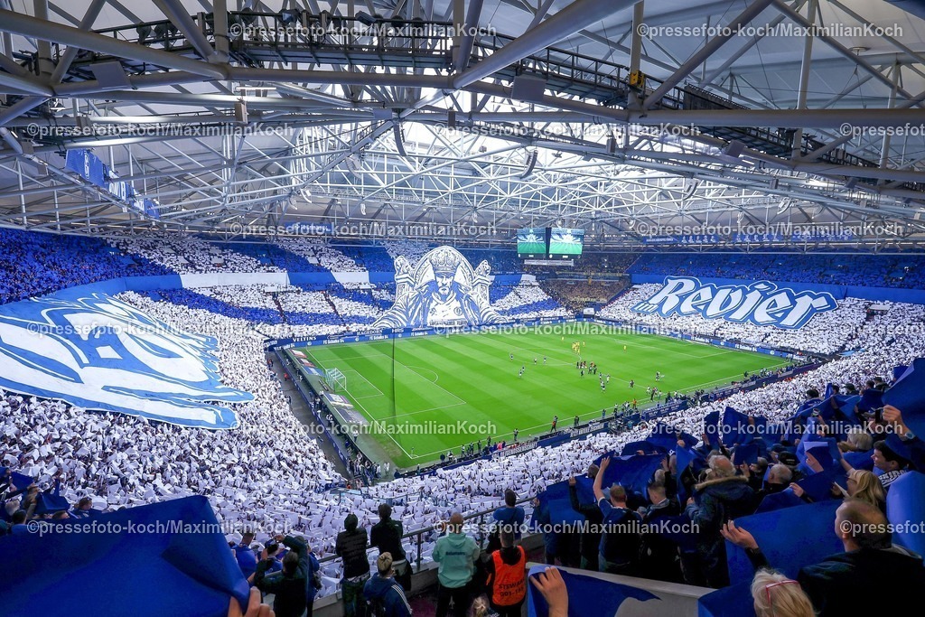 S0417052601004 | 17.05.2026, Fußball, FC Schalke 04 - Eintracht Braunschweig, 34. Spieltag, 2. Fußball Bundesliga, Veltins-Arena Gelsenkirchen, Saison 2025 2026: Zuschauer Fans Ultras bei der Choreo Choreografie vor dem Spiel über alle Tribünen verteilt DFB regulations prohibit any use of photographs as image sequences and or quasi-video.