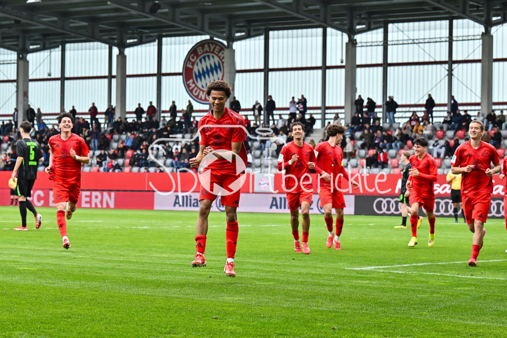 FC Bayern München U19 - VfL Wolfsburg U19 | Jubel der Bayern nach dem Treffer zum 1-0 durch Sadiki CHEMWOR (FC Bayern U19 #15) / Tor / Torschuetze / Freude / Happy / U19 DFB Nachwuchsliga Endrunde: FC Bayern Muenchen - VfL Wolfsburg, FC Bayern Campus am 26.04.2025