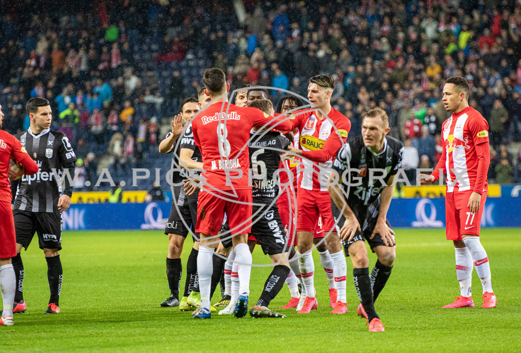 Red Bull Salzburg vs LASK | Salzburg,AUSTRIA 05.03.20 - SOCCER-UNIQUA OEFB CUP, Red Bull Salzburg vs LASK  Image shows: Philipp Wiesinger (LASK) in trouble
Photo: Sportmediapics.com/ Andreas Willdoner