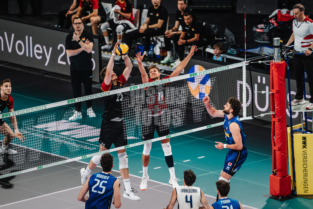 Volleyball | Männer | Testspiel | Deutschland vs. Italien | 26.05.2025 | V.l. Block von Lukas Maase (#25, Deutschland) mit Erik Röhrs (#19, Deutschland) gegen Kamil Rychlicki (#11, Italien)