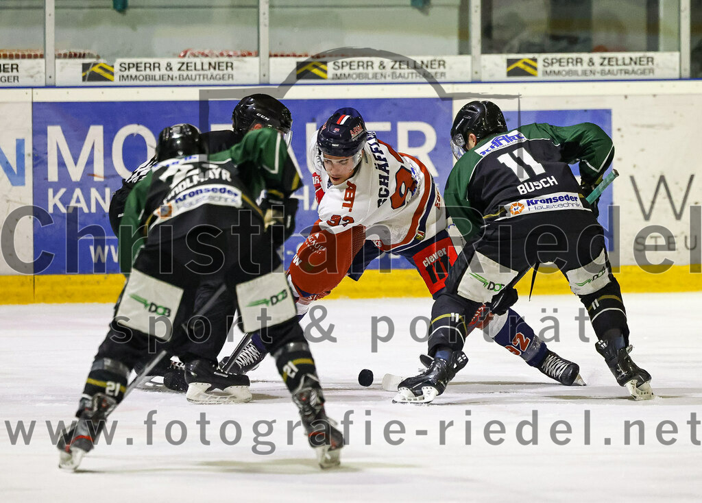 2023-03-03_078_TSV_Erding_gegen_ESC_Kempten | Erding, Deutschland, 03.03.2023:
Eishockey, Bayernliga Playoffs 2022 / 2023, Viertelfinale, TSV Erding gegen ESC Kempten, Endergebnis: 9:3

Maximilian Schäffler (ESC Kempten, #92), Sebastian Busch (Erding Gladiators, #11)

Foto: Christian Riedel / fotografie-riedel.net