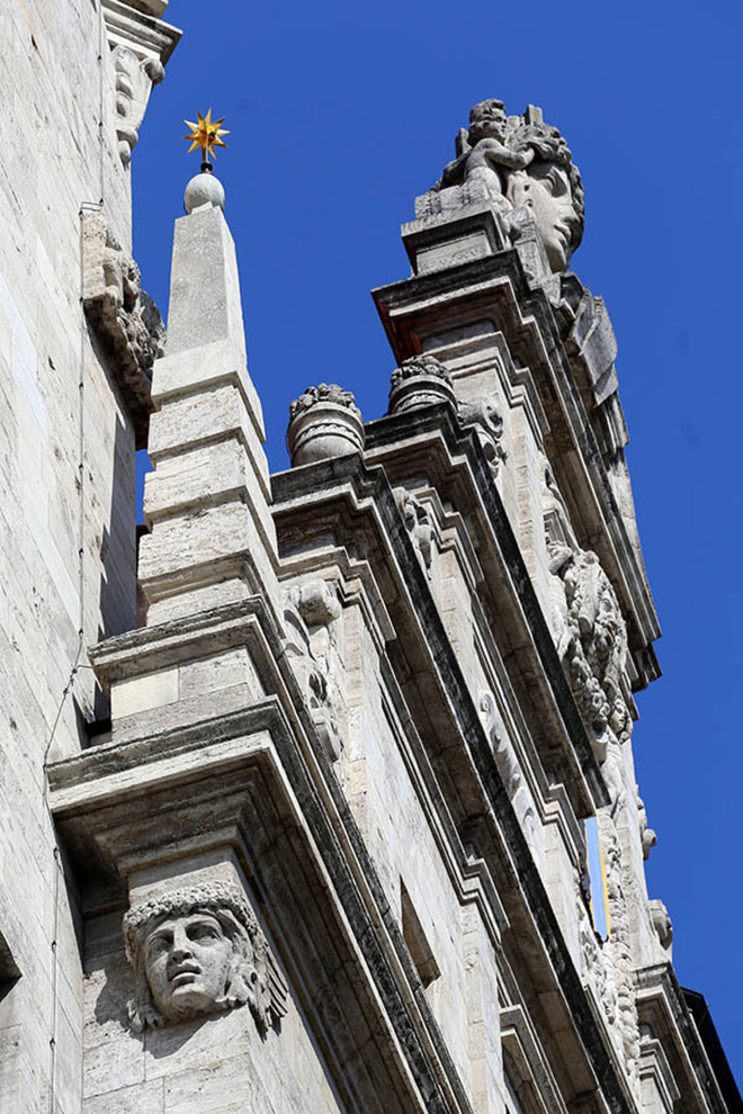 Bildlexikon Leipzig - Neues Rathaus - Obelisk und figürliche Bauplastik | Das Team hinter BILDLEXIKON LEIPZIG bündelt historische wie aktuelle Informationen über die Stadt Leipzig in Text und Bild auf einer Plattform und stellt diese der interessierten Öffentlichkeit zur Verfügung.