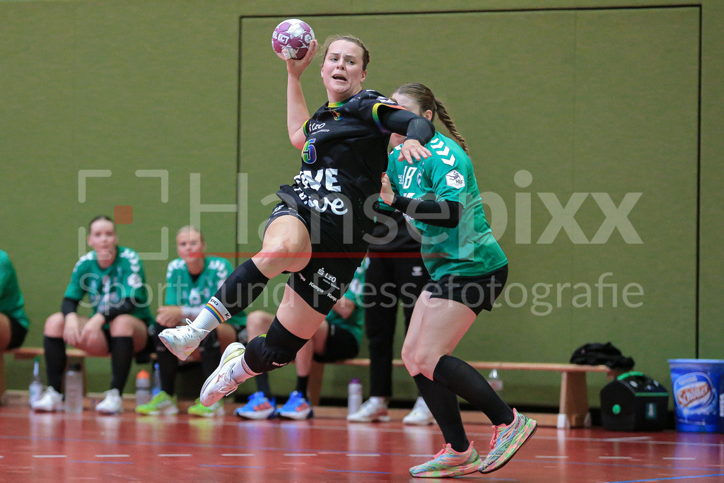 Handball, Testspiel Frauen, SV Werder Bremen - VfL Oldenburg | v.li.: Merle Carstensen (VfL Oldenburg, 15) beim Wurf, am Ball, Spielszene, Aktion, Action