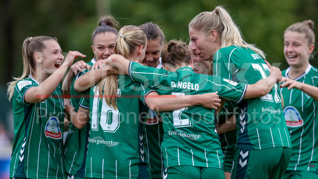 Fussball, Google Pixel Frauen-Bundesliga, SV Werder Bremen - TSG 1899 Hoffenheim | Spielerinnen des SV Werder Bremen mit Torjubel, Jubel, jubeln, jubelt, optimistisch, Spielszene, Highlight, Freude über das Tor zum 2:1, DIE DFB-RICHTLINIEN UNTERSAGEN JEGLICHE NUTZUNG VON FOTOS ALS SEQUENZBILDER UND/ODER VIDEOÄHNLICHE FOTOSTRECKEN. DFB REGULATIONS PROHIBIT ANY USE OF PHOTOGRAPHS AS IMAGE SEQUENCES AND/OR QUASI-VIDEO.